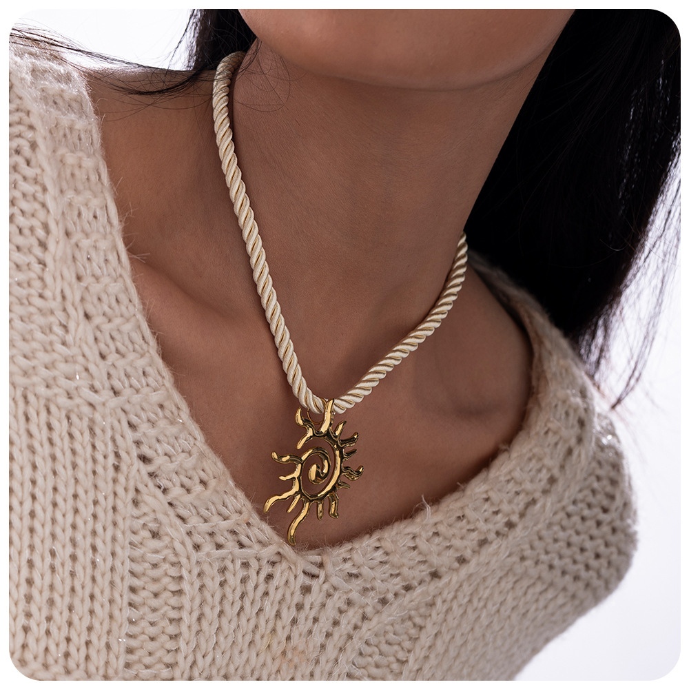Alina Collar